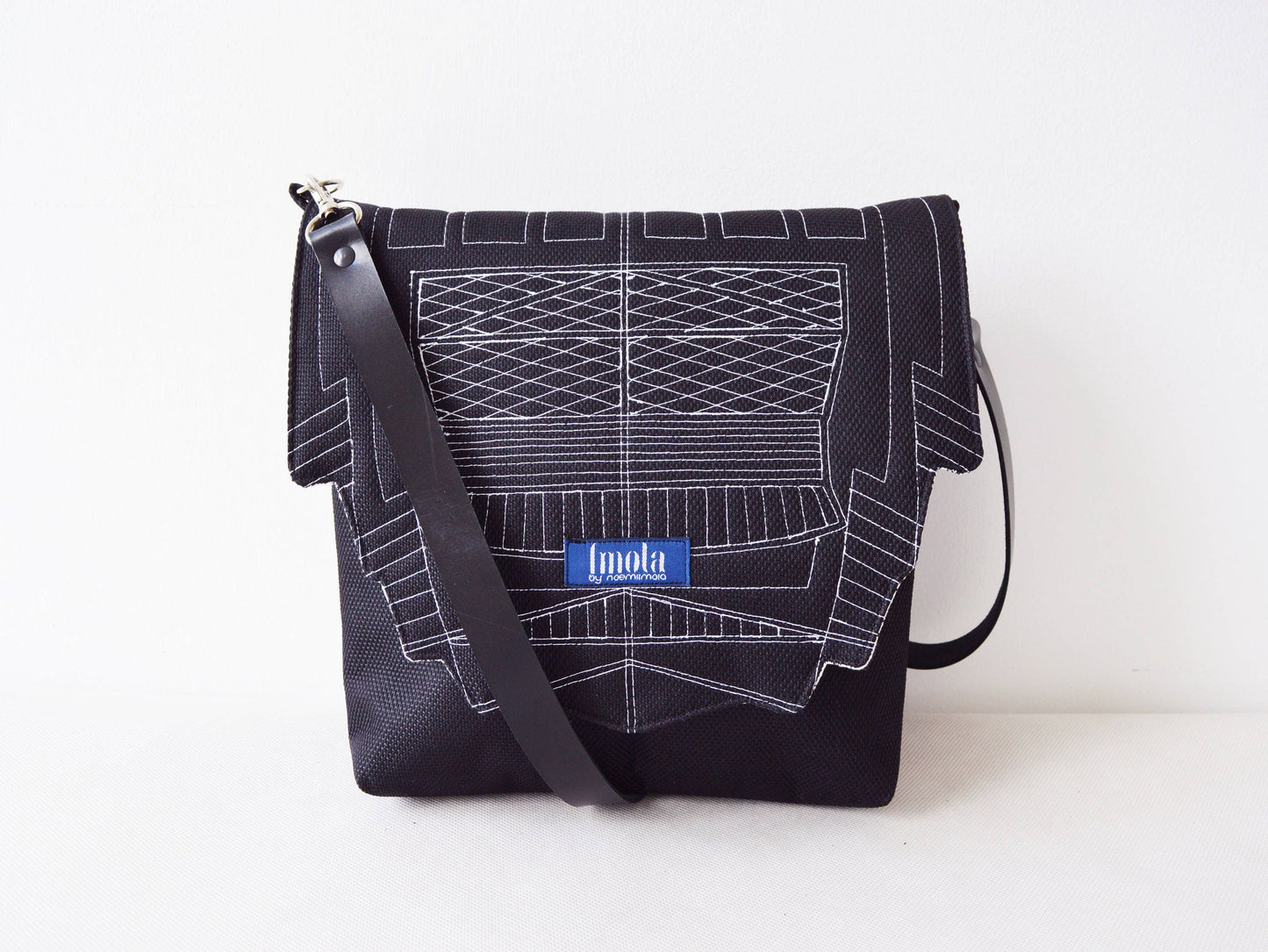 Black crossbody purse bag messenger bag small carbon black waterproof water resistant everyday elegant purse Zurichtoren geometry minimal