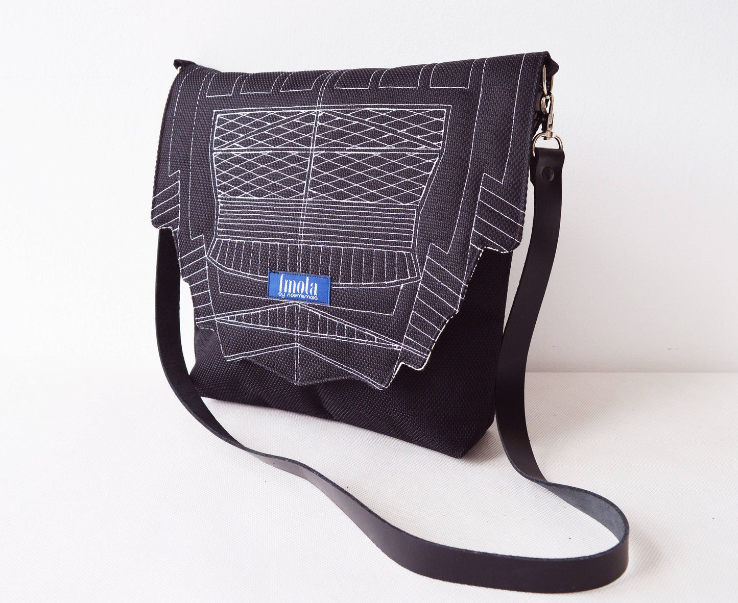 Black crossbody purse bag messenger bag small carbon black waterproof water resistant everyday elegant purse Zurichtoren geometry minimal