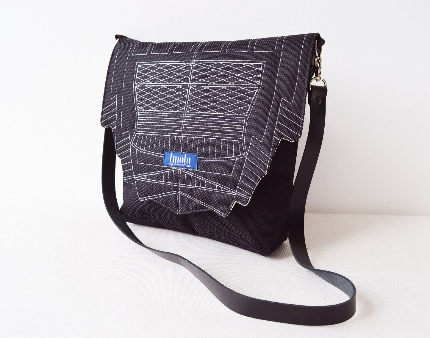 Black crossbody purse bag messenger bag small carbon black waterproof water resistant everyday elegant purse Zurichtoren geometry minimal